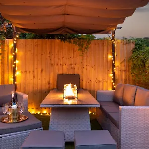  Apartment Exquisite Apartments- With Garden Lounge & games room